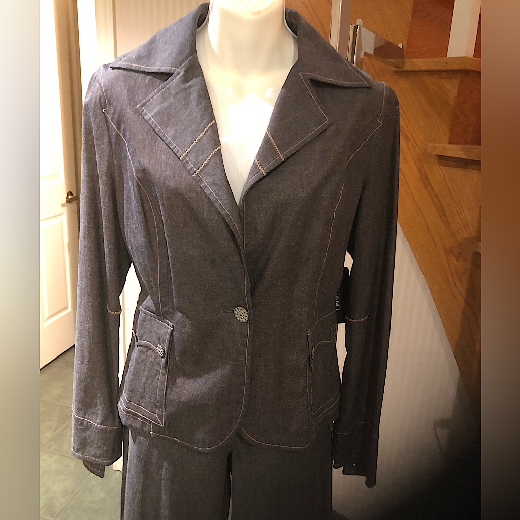Nwt Grey Pant Suit With A Shimmer Of Peach Threading
